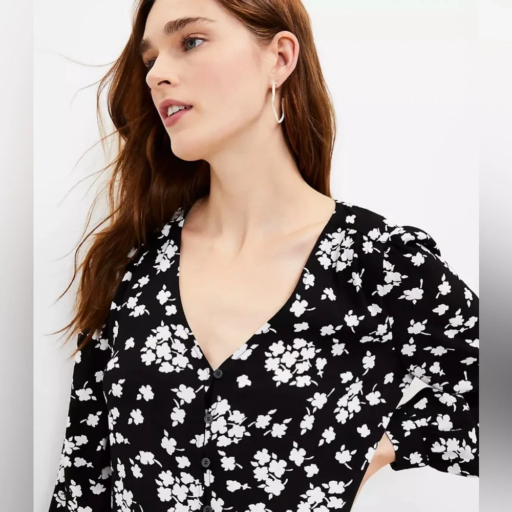 NWOT Loft Floral V-Neck Button Blouse (Lp) - Picture 3 of 12